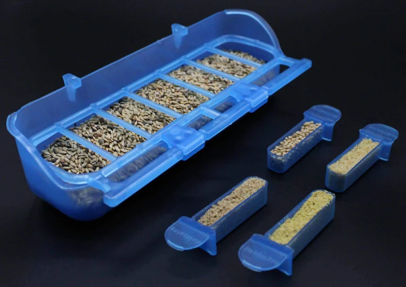 Comedero para aves Celia (comedero + 4 botes de golosinas) - Moldes Ave