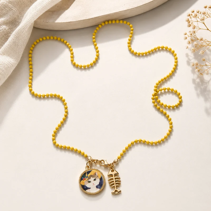 Collar Gato con Flor – Cadena amarilla y detalle dorado
