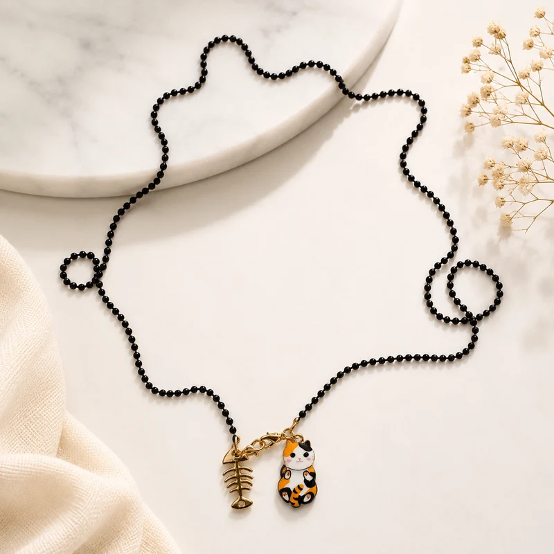 Collar Gato Tricolor – Cadena negra y detalle dorado