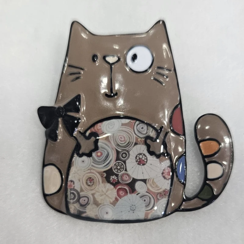 Broche de gatito esmaltado en tono beige