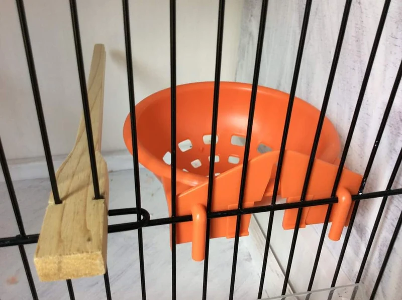 Nido de plástico naranja con ganchos 12cm
