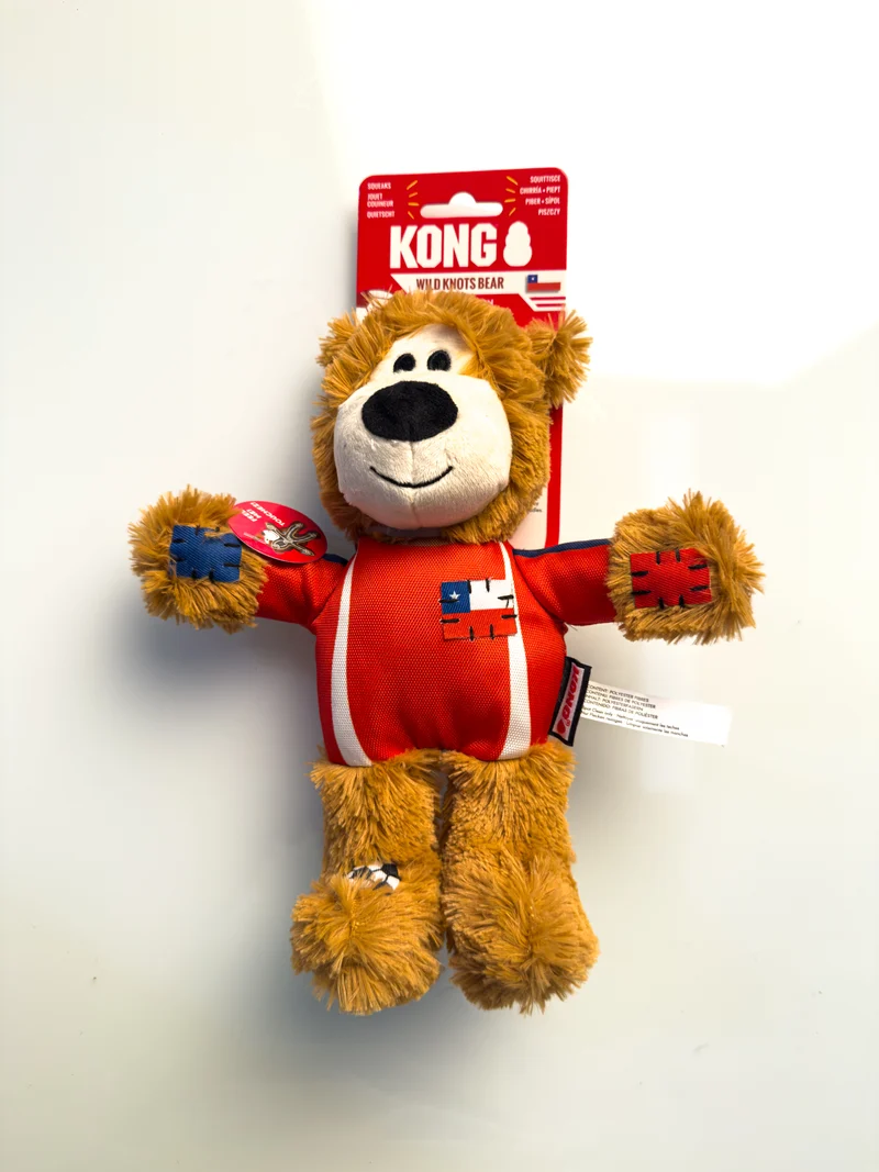 Peluche Kong Wild Knots Sport Chile Bear - Edición Limitada Mundial 2026 | Kong®