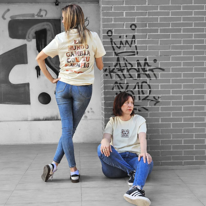 Camiseta Unisex "El mundo cambia con tu ejemplo, no con tu opinión" Beige