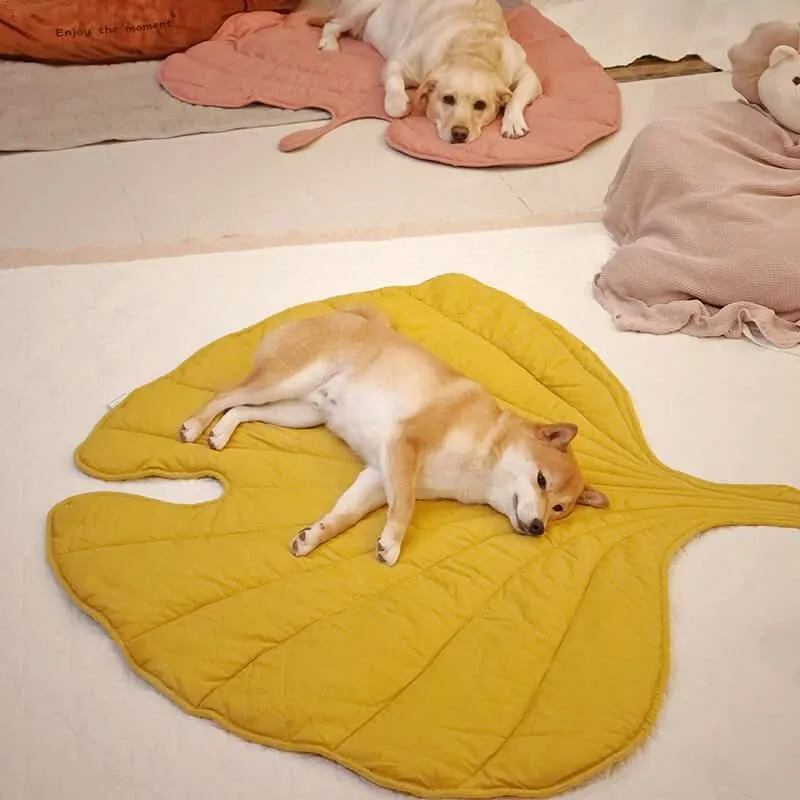 Dog bed mat with large leaf pattern