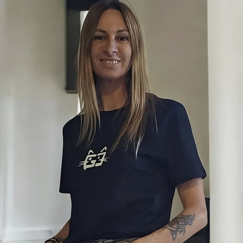 Camiseta chica “No te fíes del reflejo, mi verdad va por dentro”